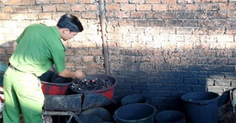 Cơ sở nhuộm cà phê đen bằng pin bị bắt quả tang