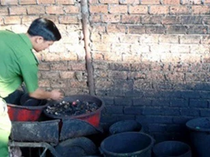 Cơ sở nhuộm cà phê đen bằng pin bị bắt quả tang