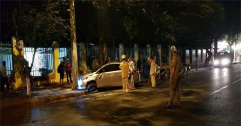 Đắk Lắk: Ôtô tông bé trai 5 tuổi tử vong, bố mẹ cháu bé trọng thương