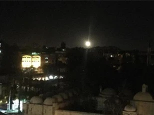 Syria bắn hạ một loạt tên lửa khi 2 căn cứ nghi bị Israel tấn công