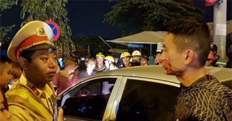 Tài xế đánh người rồi cố thủ trong ôtô, hàng chục người bao vây phản ứng