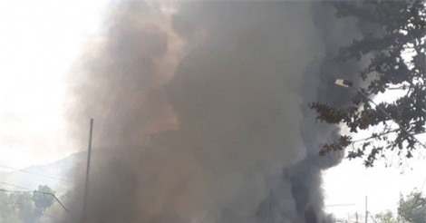 Bãi phế liệu bốc cháy ngùn ngụt, 500 học sinh nghỉ học khẩn cấp tránh khói độc