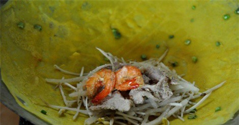 Bánh xèo Cao Lãnh hấp dẫn từ khi đang chế biến