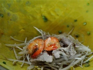 Bánh xèo Cao Lãnh hấp dẫn từ khi đang chế biến