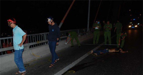 Đôi nam nữ nằm chết bất thường trên cầu, nghi bị xe tông