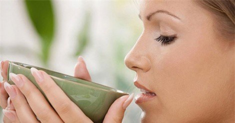 7 lợi ích đáng ngạc nhiên của việc uống nước ấm buổi sáng