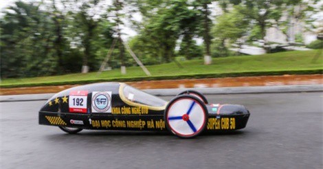 Sinh viên Việt chế xe chạy gần 600 km với một lít xăng