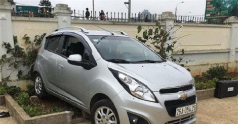 Sơn La: Cô giáo lùi xe ôtô ở sân trường khiến 2 học sinh thương vong