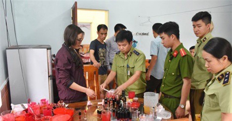 Bắt quả tang cơ sở sản xuất mỹ phẩm trái phép