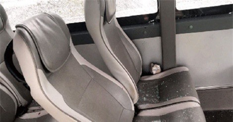 Bắc Giang: Xe khách bị ném đá khiến 3 người phải nhập viện