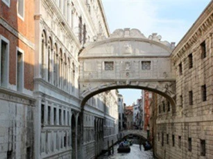 Cầu thở dài và cuộc vượt ngục của 'vua sát gái' thành Venice
