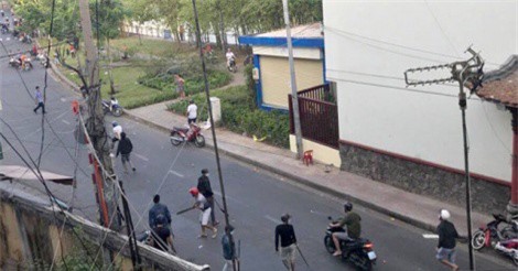 Hàng chục giang hồ dùng súng, mã tấu truy sát nhau giữa Sài Gòn