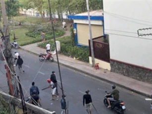 Hàng chục giang hồ dùng súng, mã tấu truy sát nhau giữa Sài Gòn