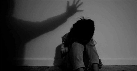 Đăk Nông: Ông nội U90 tuổi hiếp dâm cháu gái đến bất tỉnh