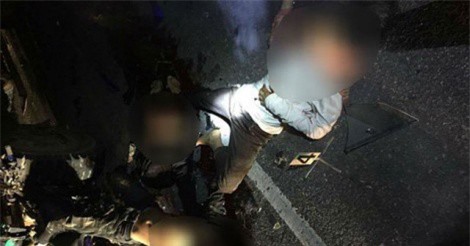 Tông vào đuôi ô tô dừng bên đường, 4 học sinh tử vong