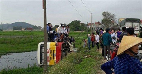 Xe buýt lật xuống ruộng khiến hàng chục hành khách "tắm bùn"