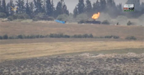 Clip: Phiến quân nã tên lửa vào xe tăng quân đội Syria ở Homs