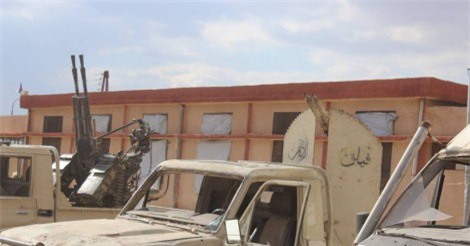 Chùm ảnh: Phiến quân "dâng" xe và vũ khí cho quân đội Syria ở Đông Qalamoun