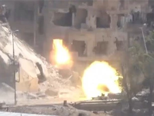 Clip: Xe tăng quân đội Syria giáng đòn chí mạng vào IS ở Nam Damascus