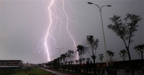 DỰ BÁO THỜI TIẾT (24/4): Cảnh báo mưa dông trên diện rộng, đề phòng thời tiết nguy hiểm