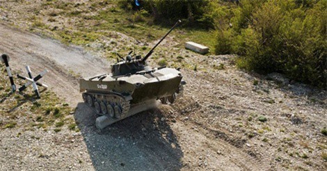 Cận cảnh màn đua xe tăng của lính dù Nga