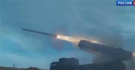 Quân đội Syria tung pháo phản lực đáng sợ nhất của Nga ra chiến trường Hama