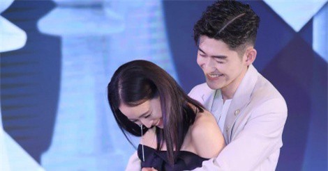 Trương Quân Ninh ngượng đỏ mặt khi bị "đại boss" Trương Hàn ôm trên sân khấu