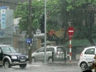 DỰ BÁO THỜI TIẾT (25/4): Không khí lạnh nén rãnh áp thấp khiến Bắc Bộ giảm nhiệt sâu