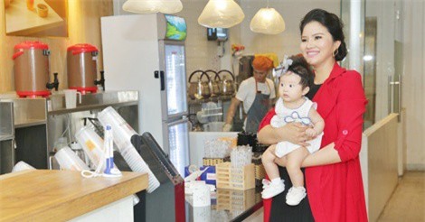 "Gái quê" Lê Thị Phương lần đầu xuất hiện cùng con gái gần 6 tháng tuổi