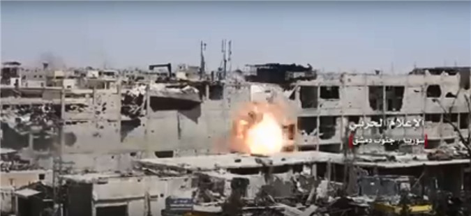 Clip: Quân đội Syria nã tên lửa, chọc thủng tuyến phòng thủ IS ở Nam Damascus