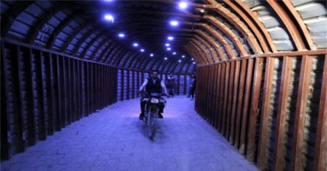 Clip: Quân đội Syria phát hiện đường hầm khổng lồ của phiến quân ở Douma 