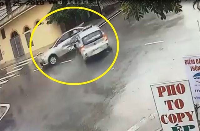 Clip: Rợn người với cảnh taxi phóng nhanh, tông trúng ôtô ở Nam Định