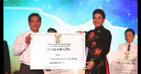 Lãnh sự Nam Phi ủng hộ cộng đồng hơn 5 tỷ đồng