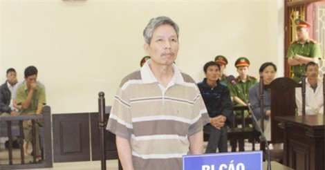 Nghi bị con trai chửi, bố vác chày đánh chết con