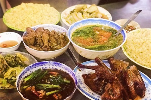 Những quán cơm gà đắt khách quanh khu trung tâm Hà Nội