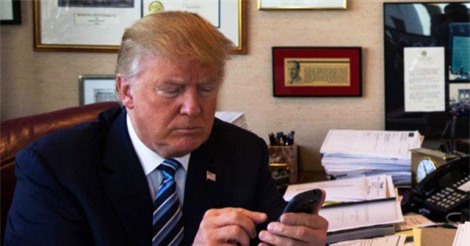 Tổng thống Mỹ sử dụng điện thoại cá nhân gây lo ngại về an ninh