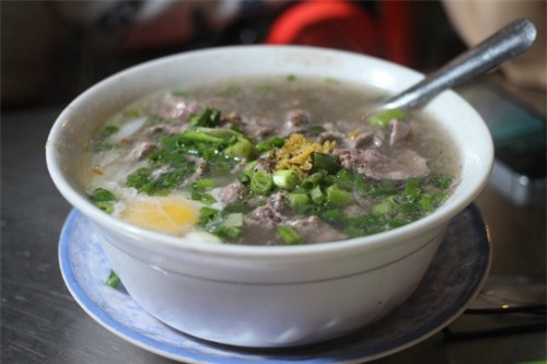 Hàng phở và hủ tiếu 50 năm hút khách ăn khuya ở Sài Gòn