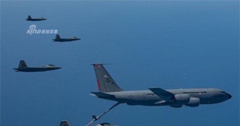 Khám phá cách chiến cơ F-22 Raptor của Mỹ tiếp nhiên liệu trên không