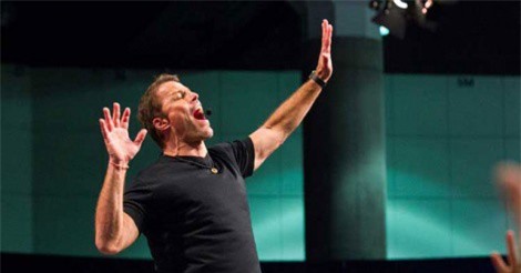 Một ngày làm việc của triệu phú Tony Robbins có gì khác biệt?