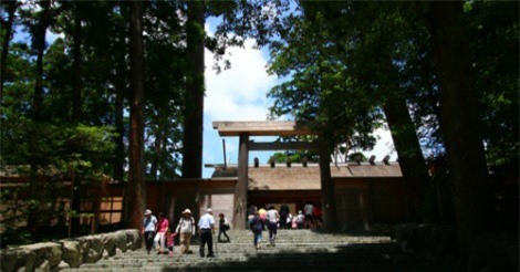 Ngôi đền thiêng cứ 20 năm được xây lại một lần ở Nhật