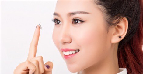 Những thói quen xấu cần bỏ ngay khi bạn dùng kính áp tròng