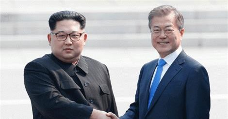 TT Hàn Quốc và Chủ tịch Triều Tiên bắt tay, bắt đầu cuộc gặp lịch sử 