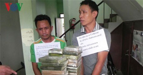 Bắt 2 đối tượng người Lào vận chuyển 33 bánh heroin