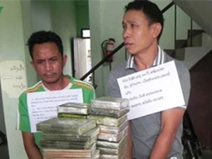 Bắt 2 đối tượng người Lào vận chuyển 33 bánh heroin