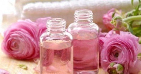 Các cách làm đẹp bằng nước hoa hồng mà bạn gái nên biết