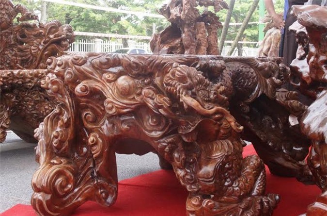 "Mê mẩn" ngắm bộ bàn ghế gù hương ngũ long ngàn tuổi của đại gia Tuyên Quang