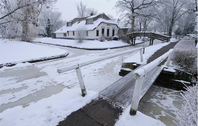 Ngôi làng chỉ xuất hiện đường đi vào mùa Đông