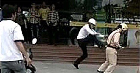 CSGT nhập viện vì bị người vi phạm đánh, công bố cấu trúc đề thi THPT Quốc gia 2018