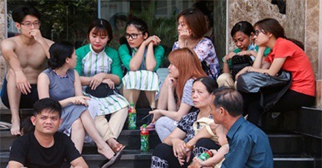 Hàng trăm người tháo chạy khỏi chung cư 26 tầng bốc cháy