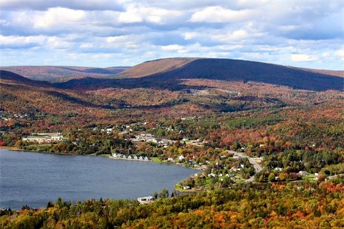 Thị trấn sẵn sàng chia đất cho ai muốn đến sống ở Canada